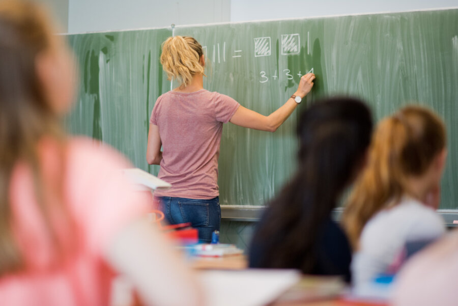 Hilft es, wenn eine Firma Mathe-Unterricht an der Schule in Lengenfeld gibt? - 