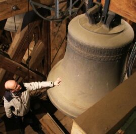 Hilliger-Glocken in Freiberger Petrikirche werden saniert - Burkhard Schmugge an der großen Hilliger-Glocke im Faulen Turm der Petrikirche.