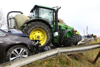 Hilmersdorf: B 101 - Auto zwischen Traktor und Leitplanke eingeklemmt - Schwerer Unfall auf der B 101