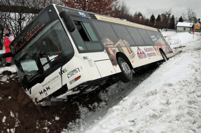 Ein Bus des Regionalverkehrs Erzgebirge ist am Donnerstag in einen Straßengraben gerutscht.