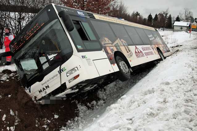 Ein Bus des Regionalverkehrs Erzgebirge ist am Donnerstag in einen Straßengraben gerutscht.