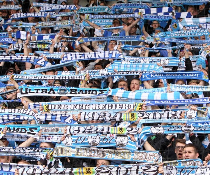 Himmelblaues Aufatmen - Die CFC-Fans können ihre Schals weiterhin in der Dritten Liga präsentieren.