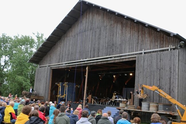 Himmlisch: Wieder Festspiele auf dem grünem Hügel bei Reuth - Immer wieder ein Erlebnis: Die Landmaschinensinfonie - aufgeführt bei den Stelzenfestspielen bei Reuth. In diesem Jahr nahm das Publikum vor der Festspielscheune Platz.