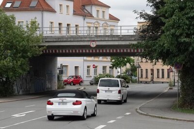 Hindernis für Zwickauer Tram-Querspange: Diese Bahnbrücke ist zu tief - An dieser Stelle an der Ecke Kopernikus-/Spiegelstraße müssten Straßenbahnen die Bahnlinie kreuzen, falls die Querspange realisiert wird. Doch die Durchfahrtshöhe der vorhandenen Brücke reicht dafür nicht aus.