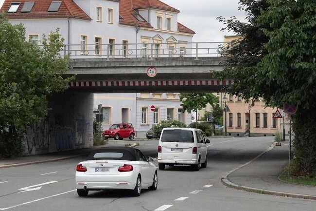 An dieser Stelle an der Ecke Kopernikus-/Spiegelstraße müssten Straßenbahnen die Bahnlinie kreuzen, falls die Querspange realisiert wird. Doch die Durchfahrtshöhe der vorhandenen Brücke reicht dafür nicht aus.