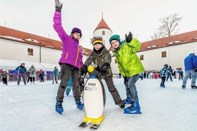Hinein ins winterliche Ferienvergnügen! - Die Eisbahn im Schloss Freudenstein erwartet Ferienkinder täglich von 10 bis 20 Uhr. Auch ans Aufwärmen im Winterzelt ist gedacht. 