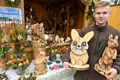 Hingucker beim Frühlingsmarkt in Markneukichen: 16-Jähriger gestaltet Holzfiguren mit der Motorsäge - Ein Hobby seit drei Jahren: „Holzwurm" Lenny Dechnik gestaltet Figuren mit der Motorsäge.