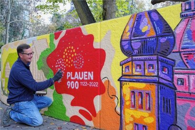 Hingucker zum Stadtjubiläum: Neues Graffiti zeigt Plauens Türme - An der kleinen Mauer am Plauener Julius-Mosen-Denkmal entsteht zurzeit ein neues Graffiti-Kunstwerk von André Wolf.