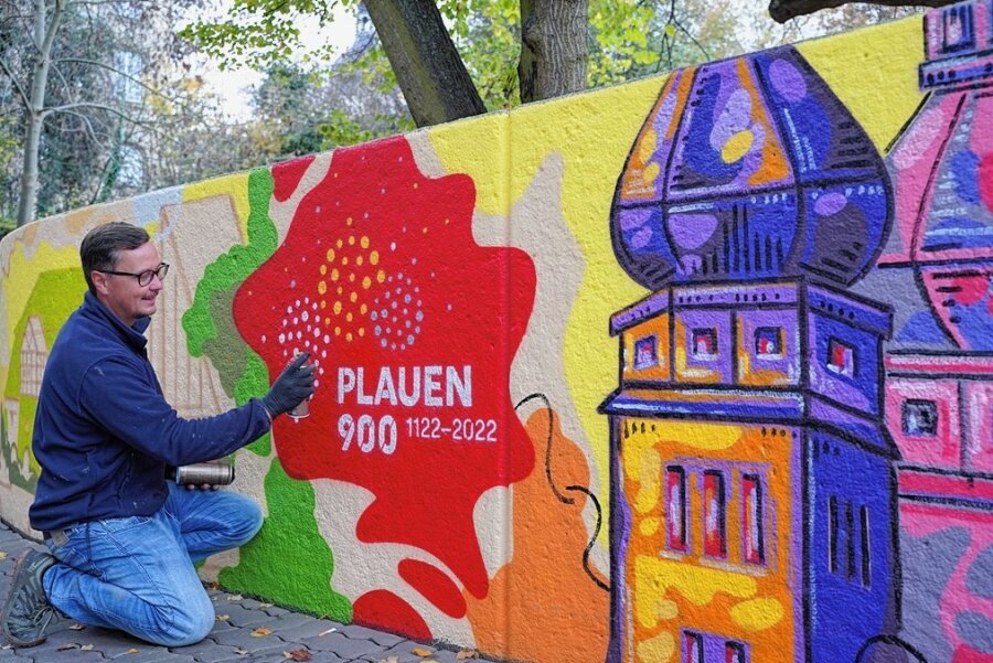 Hingucker zum Stadtjubiläum: Neues Graffiti zeigt Plauens Türme - An der kleinen Mauer am Plauener Julius-Mosen-Denkmal entsteht zurzeit ein neues Graffiti-Kunstwerk von André Wolf.