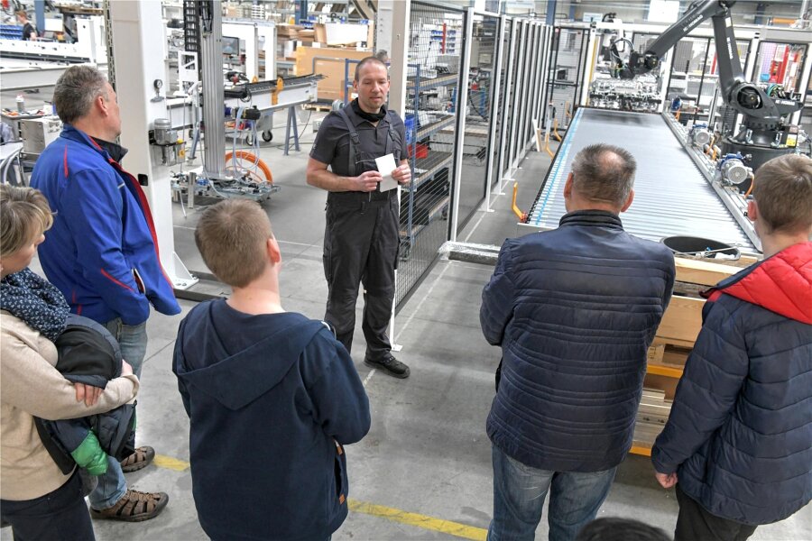 Hinter dem Ikea-Regal steht oft eine Maschine aus Lichtenberg - In der Firma Homag in Lichtenberg erklärte Meister Jens Kaltofen am Montag den Gästen die Produktionsabläufe im Unternehmen.