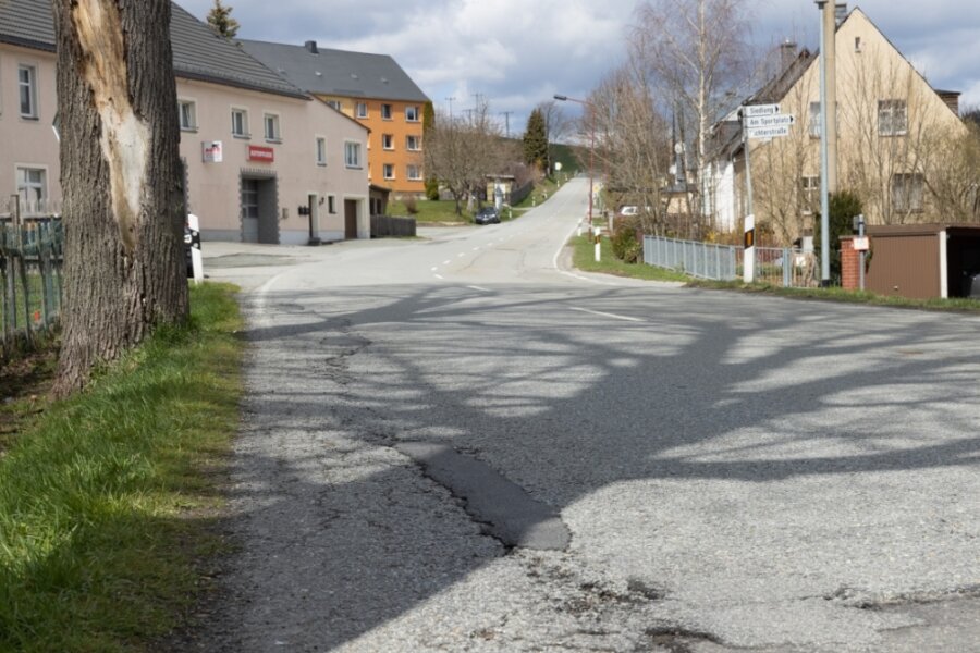 Hinter Straßenbau steht weiter ein großes Fragezeichen - Baumaßnahmen werfen in Neudorf ihren Schatten voraus: Die Crottendorfer Straße soll nach Kanalarbeiten saniert werden. Doch noch ist die Finanzierung unsicher. 