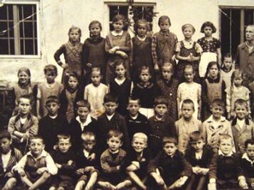 Hintergrund: Von Marktl nach München: Papstorte in Bayern - Ein Klassenfoto der dritten Klasse der Volksschule von Aschau am Inn. Der damals achtjährige Joseph Ratzinger (1935) steht in der zweiten Reihe von unten als dritter von links.