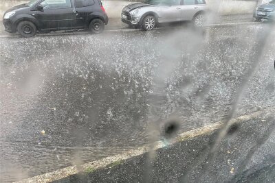 Hinterlassenschaften überschwemmter Straßen in Plauen: Wann werden sie beseitigt? - Überschwemmte Straßen gab es am Dienstagnachmittag im gesamten Stadtgebiet.