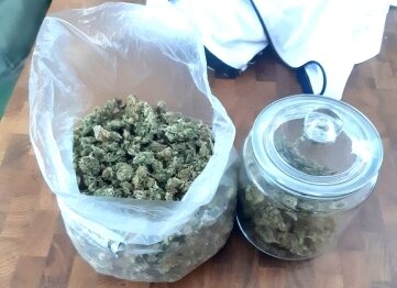 Hinweis führt zu Drogenfund - Unter anderem Cannabisblüten wurden sichergestellt. 