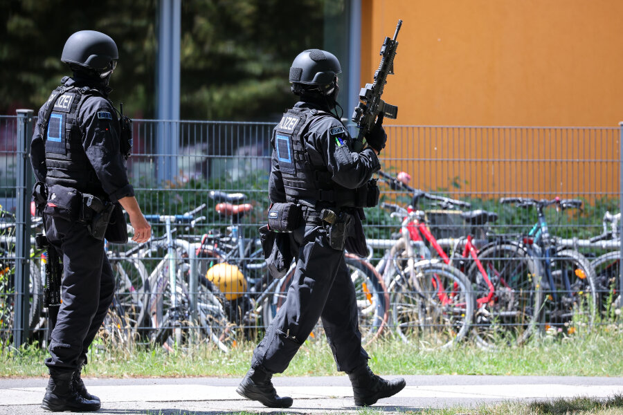 Hinweise auf Bedrohungslage in Hamburg-Blankenese - Polizei hat Schule betreten - 