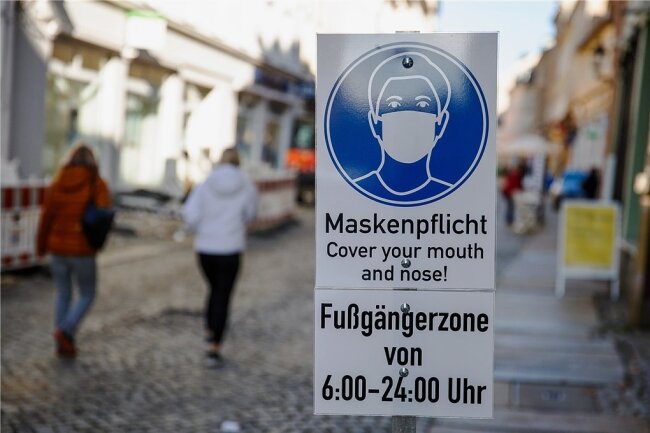 An einem Ende der Fußgängerzone Buchholzer Straße in Annaberg steht der Hinweis auf die Maskenpflicht noch, am "Erzhammer" wurde das Schild gestohlen. Kontrollen der Maskenpflicht gab es in dem Bereich noch keine.