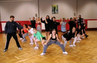 Hip-Hop-Tänzerinnen bringen sich in WM-Form - Als Gast-Trainer unterstützten Moritz Beer und Feriz Sula die Zwickauer WM-Teams, hier die Gruppe CandyBlast. 
