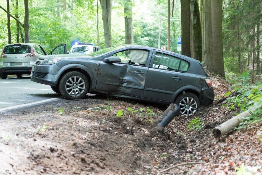 Hirschfeld: Opel überschlägt sich - 