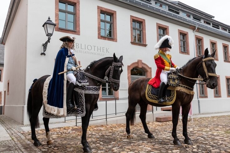 Historie und Moderne vereint in Rochlitz - Diese Darsteller des lebendigen Fürstenzuges standen passend zur Einweihung vor der Bibliothek bereit.