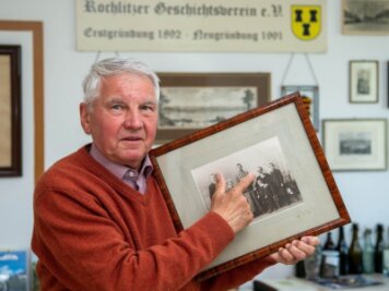 Historie von Stern-Radio neu erzählt - Hobbyhistoriker Wolfgang Richter befasst sich nicht nur mit Rochlitzer Geschichtsthemen. Er besitzt ein altes Familienfoto, auf dem auch sein Großvater abgebildet ist, der an der Spanischen Grippe starb.