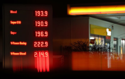 Historisch: Diesel ist teurer als Super - Für E10 mussten Autofahrer an der Shell Tankstelle in Hohenstein-Ernstthal am Freitagabend mehr zahlen als für Diesel.