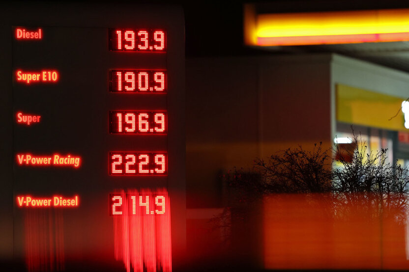 Historisch: Diesel ist teurer als Super - Für E10 mussten Autofahrer an der Shell Tankstelle in Hohenstein-Ernstthal am Freitagabend mehr zahlen als für Diesel.