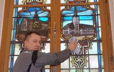 Historische Bleiglasfenster halten jetzt wieder dicht - Hausmeister Jens Löscher legt Hand an - die Fenster hatten zuletzt zu viel Lärm, aber auch Kälte durchgelassen.