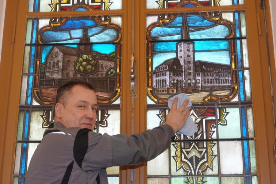 Historische Bleiglasfenster halten jetzt wieder dicht - Hausmeister Jens Löscher legt Hand an - die Fenster hatten zuletzt zu viel Lärm, aber auch Kälte durchgelassen.