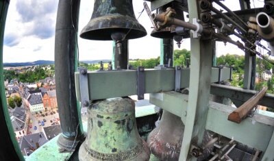 Historische Einordnung für Glockenspiel - Auf dem Turm der St. Johanniskirche in Lößnitz befindet sich eines der ältesten und noch funktionsfähigen Bronze-Glockenspiele in Deutschland. 