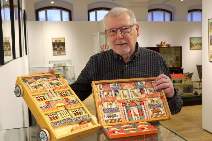 Historische Exponate in neues Licht getaucht - Leihgeber Jürgen Reuter zeigt Exponate von Holzbaukästen aus der Fabrik seiner Vorfahren. Es ist die erste Ausstellung im Textil- und Rennsportmuseum, die von 68 Strahlern und Flutern bestrahlt wird.
