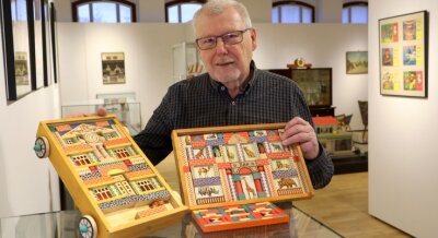 Historische Exponate in neues Licht getaucht - Leihgeber Jürgen Reuter zeigt Exponate von Holzbaukästen aus der Fabrik seiner Vorfahren. Es ist die erste Schau im Textil- und Rennsportmuseum Hohenstein-Ernstthal mit neuer Beleuchtung.