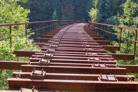 Nach dem Krieg wurden die Schienen von der Fuchsbrunnbrücke entfernt und sie konnte nicht mehr genutzt werden. 