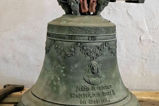 Historische Glocke soll wieder erklingen - Diese Glocke soll auf dem Jöhstädter Friedhof läuten. 