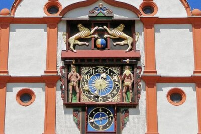 Historische Kunstuhr am Plauener Rathaus steht still - Die Kunstuhr am Renaissancegiebel des Alten Rathauses Plauen. 