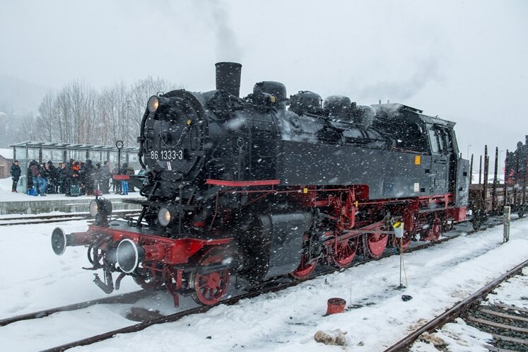 Historische Lokomotive für Fotofahrt im Erzgebirge unterwegs - 