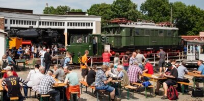 Historische Loks wecken Interesse vieler - Das Bahnbetriebswerk in Glauchau war am Samstagnachmittag gut besucht. 