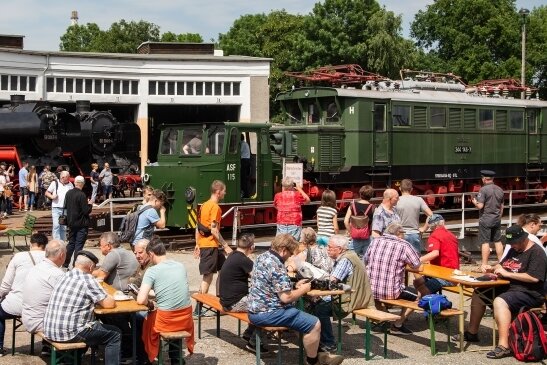 Historische Loks wecken Interesse vieler - Das Bahnbetriebswerk in Glauchau war am Samstagnachmittag gut besucht. 