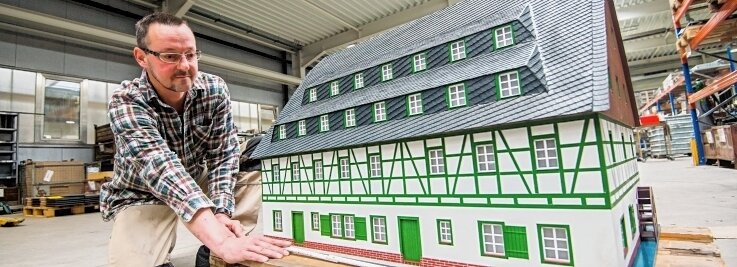 Historische Mühle vergrößert Lichterdorf - Metallbauer Holger Lasch beim Vermessen der Grundplatte für das Modell der Neukirchener Herrenmühle. Es ist das inzwischen sechste Gebäude des sogenannten Neukirchener Lichterdorfes. 