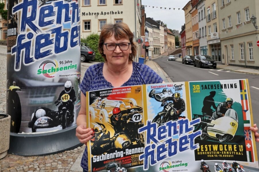 Historische Plakate werben für 95 Jahre Sachsenring - Ute Weißbach, Geschäftsführerin des Fremdenverkehrsvereins, mit dem neu gestalteten Plakat. Das Sammlerstück wurde in einer Auflage von 250 Stück geordert und ist für 2,50 Euro erhältlich.