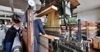 Historische Schauweberei Braunsdorf präsentiert einzigartige Doppelplüschwebmaschine - Egon Mende an der Doppelplüschwebmaschine - vermutlich die einzig erhaltene in Deutschland.