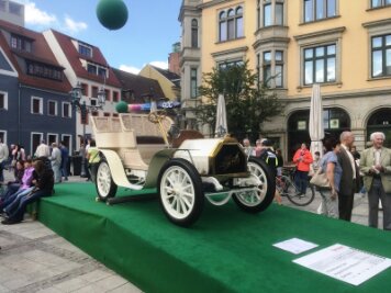 Historische und moderne Fahrzeuge locken Besucher in die Zwickauer Innenstadt - Der Blickfang auf dem Zwickauer Hauptmarkt: Der Horch 14 - 17 PS aus dem Jahr 1904.