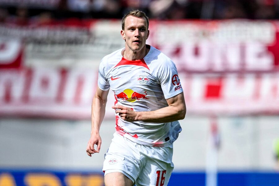 "Historische Vier" bleiben: Klostermann verlängert Vertrag bei RB Leipzig - Seit fast zehn Jahren ist Lukas Klostermann bei RB. Das wird sich so schnell nun auch nicht mehr ändern.