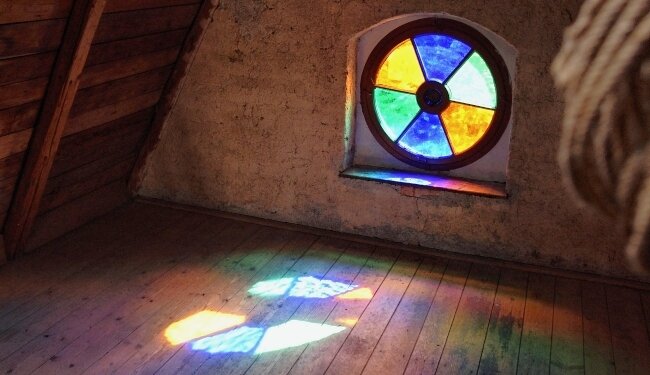 Historische Villa soll Urlaubsort werden - Farbenspiel durch ein Fenster auf dem Dachboden.