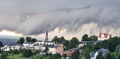 Historische Wetterdaten im Vergleich mit heute - Wetterfront am 1. August über der Stadt Schöneck. 