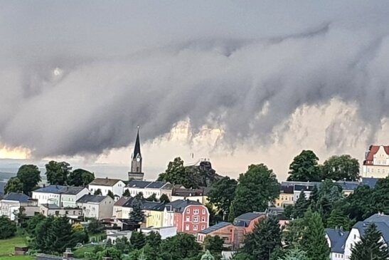 Wetterfront am 1. August über der Stadt Schöneck. 