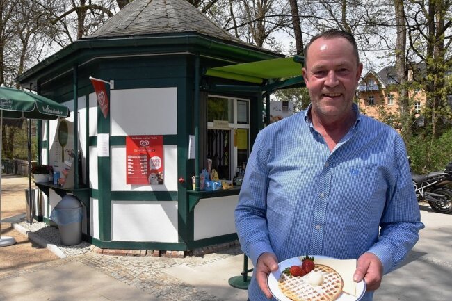Steffen Wand ist der neue Betreiber des Kiosk am Park an der Dr.-Richard-Schminke-Straße in Bad Elster. Warme Waffeln sind bei den Gästen besonders beliebt.
