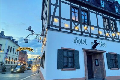 Historisches Gasthaus schließt: Was wird aus dem "Roß" in Zwönitz? - Am 25. Januar gibt der Pächter die Schlüssel ab: Das Hotel "Roß" am Markt in Zwönitz.
