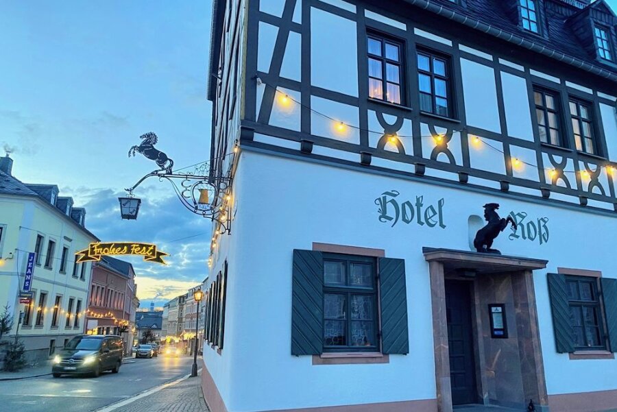 Historisches Gasthaus schließt: Was wird aus dem "Roß" in Zwönitz? - Am 25. Januar gibt der Pächter die Schlüssel ab: Das Hotel "Roß" am Markt in Zwönitz.