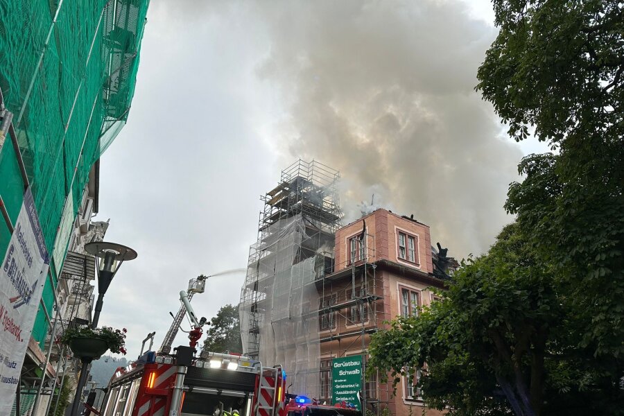 Historisches Gebäude brennt in Bad Ems - Fast 150 Feuerwehrleute rücken an, um den Brand eines historischen Gebäudes in Bad Ems zu löschen.