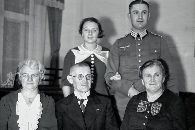 "Hitlermühle": Spurensuche führt ins mittlere Erzgebirge - Verlobung 1938 in Zschopau: Fritz Menzer (hinten) zusammen mit seiner Frau Käthe Martin-Hille, seinen Schwiegereltern und weiteren Gästen. In der Motorradstadt lebte das Ehepaar dann auch von 1945 bis zur Flucht 1949.